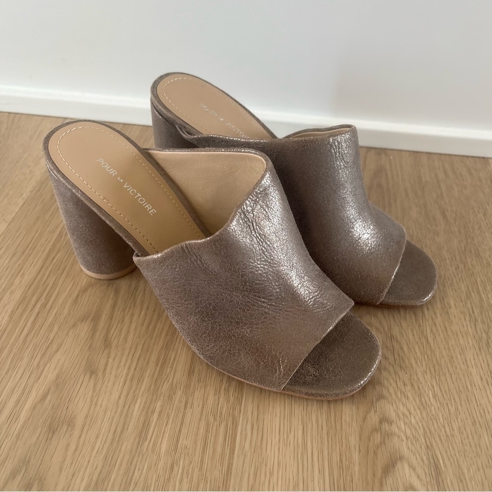 ** Pour La Victoire Round Block Heel Bronze Gold crackle Sandals Size 5.5
